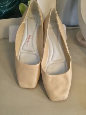 SARTO By Franco Sarto Women's Beige Square-Toe Leather Flats